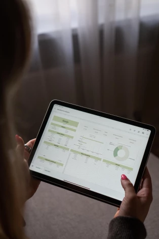Aiva iesaka, ka pirmajā mēnesī ieteicams vienkārši pierakstīt visus tēriņus — tur, kur ir ērtāk, vai nu blociņā, vai "Excel" failā.