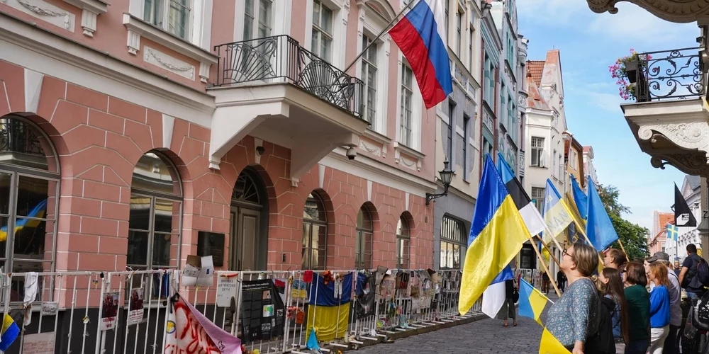 Антивоенный пикет у посольства РФ в Таллине.
