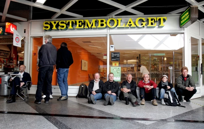 Grādīgās dziras cienītāji gaida Zviedrijas alkohola monopolveikala “Systembolaget” atvēršanu Linkēpingā.