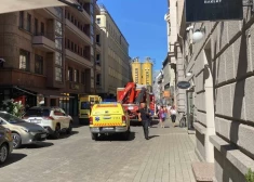 ФОТО, ВИДЕО: в Старой Риге между экскаватором и железобетонной конструкцией оказался зажат человек 