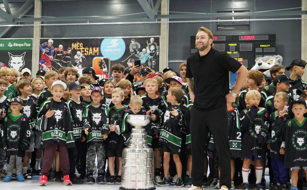 FOTO: jaunie hokeja fani Mārupē steidz savām acīm aplūkot leģendāro Stenlija kausu