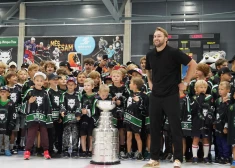 FOTO: jaunie hokeja fani Mārupē steidz savām acīm aplūkot leģendāro Stenlija kausu