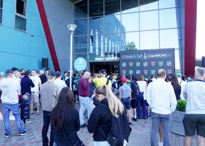 Šodien no plkst.10.30 līdz 13 pie Mārupes Ledus halles pulcējās jaunie hokeja fani, lai savām acīm redzētu leģendāro Stenlija kausu, ko uz Latviju atvedis Nacionālās hokeja līgas Floridas "Panthers" aizsargs Uvis Jānis Balinskis.