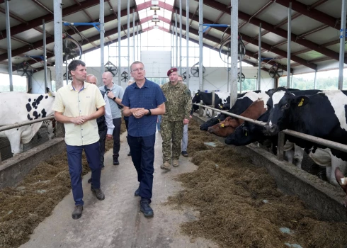 Эдгар Ринкевич и хозяин сельского хозяйства Lazdu Mājas Лаурис Икауниекс во время встречи, на которой они осмотрели пострадавшее от сильных дождей хозяйство Lazdu mājas в Декшарской волости Резекненского края.