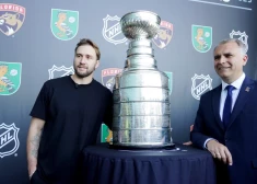 Pieci pavadoņi un stingri nosacījumi: kā uz Latviju atveda prestižā Stenlija kausa trofeju, no kuras rasolu plānoja ēst Balinskis?