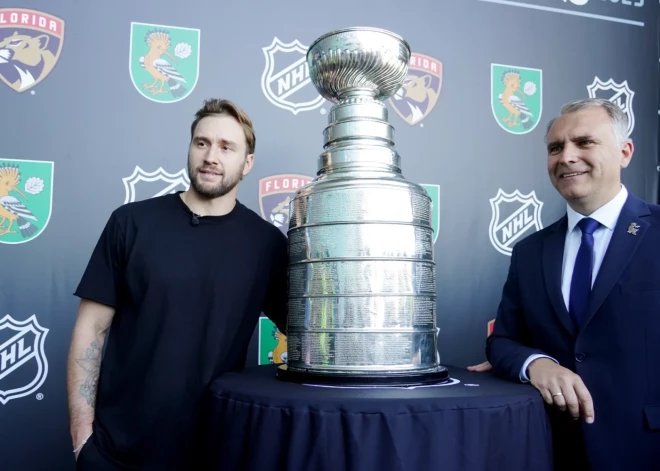 Pieci pavadoņi un stingri nosacījumi: kā uz Latviju atveda prestižā Stenlija kausa trofeju, no kuras rasolu plānoja ēst Balinskis?
