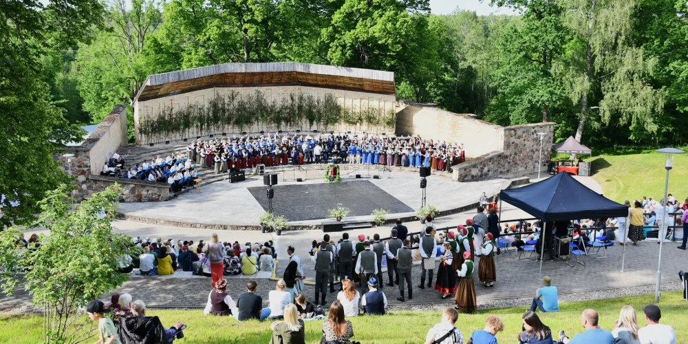 Popes muižas parkā, baznīcā un estrādē 2025. gada  6. septembrī notiks Ventspils novada svētki, pulcējot novada amatiermākslas kolektīvus, izcilus novadniekus un profesionālus mūziķus. 