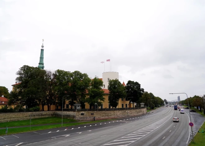 Rīgas dzimšanas dienas pasākumu laikā būtiski ierobežos satiksmi Vecrīgā; trešdien satiksmei slēgs 11. novembra krastmalu