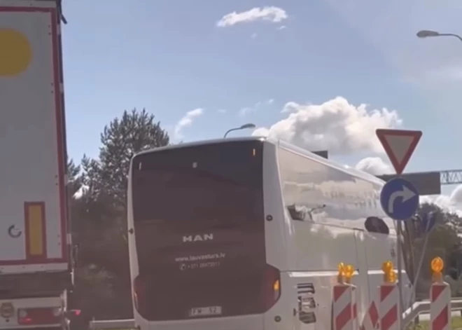 Uz Bauskas šosejas notikusi divu autobusu sadursme