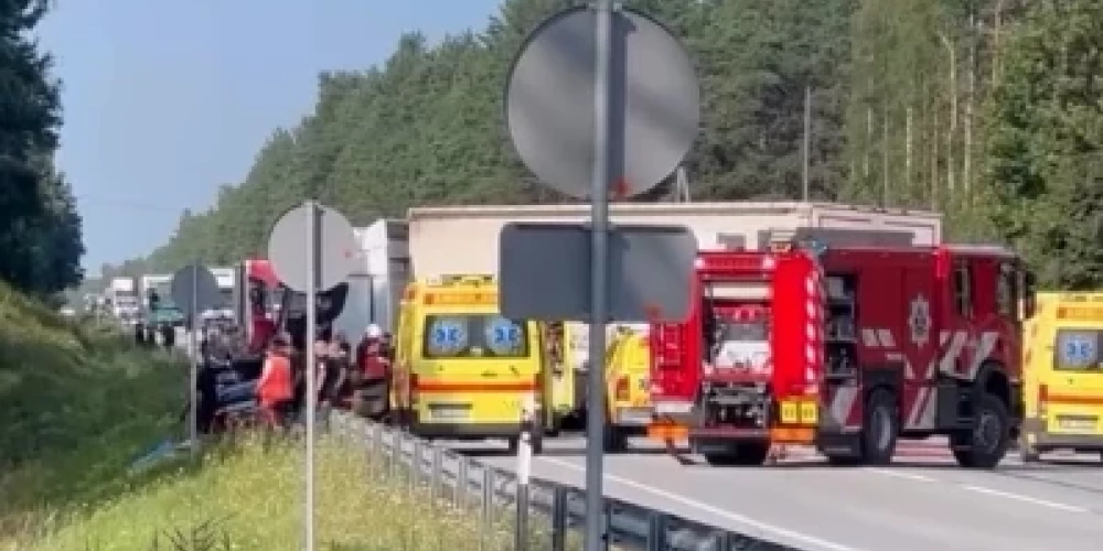 Policija meklē lieciniekus traģiskai avārijai Ādažu novadā, kurā gāja bojā automašīnas vadītājs.