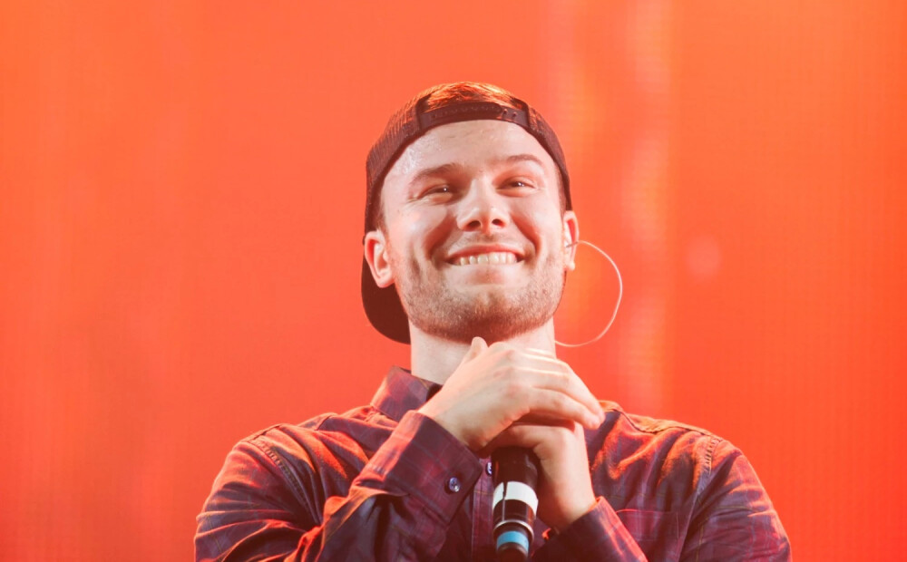 Slavenais reperis Makss Koržs Varšavas koncertā aicina apturēt karu; policija aiztur 109 cilvēkus