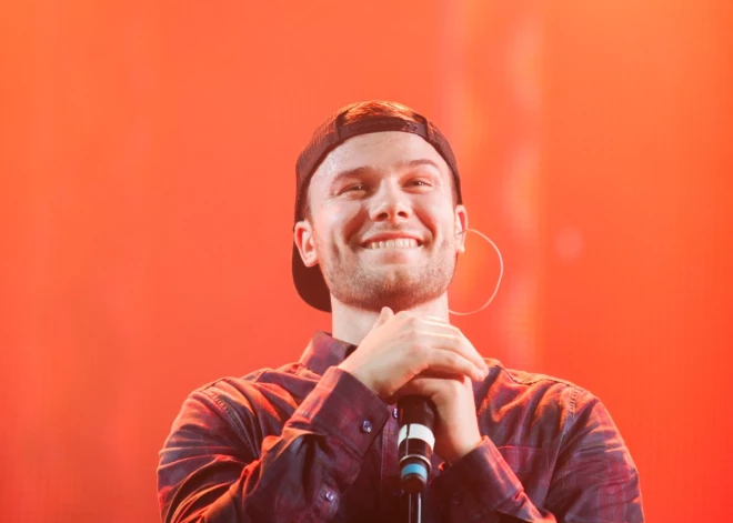 Slavenais reperis Makss Koržs Varšavas koncertā aicina apturēt karu; policija aiztur 109 cilvēkus