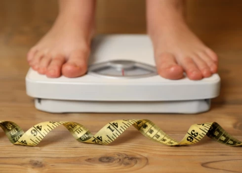 Endokrinoloģe nosauc galveno cilvēku aptaukošanās iemeslu.