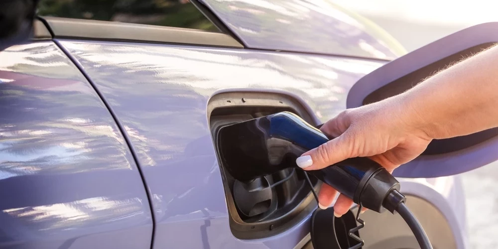 KEM pārskatīs elektroauto iegādes atbalsta nosacījumus, ņemot vērā tirgus izmaiņas, finanšu ilgtspēju, kā arī CO₂ emisiju samazinājuma efektivitāti, lai jau 2026. gadā nodrošinātu jaunas atbalsta programmas izstrādi, piemēram, Sociālā klimata fonda ietvaros. 