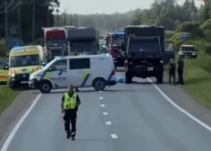 Metās pakaļ sunim... Pūrē zem automašīnas riteņiem gājis bojā 31 gadu vecs vīrietis