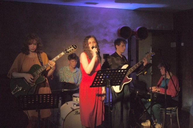 Jauniešu grupa "Flashback", kuras sastāvā ir soliste Elza Marija Rudzīte, pie bungām Leo Beķers, ģitāru pārvalda Marta Gertsone, taustiņus Artis Krūtmanis, bet pie basa ticis Edvards Rutulis.