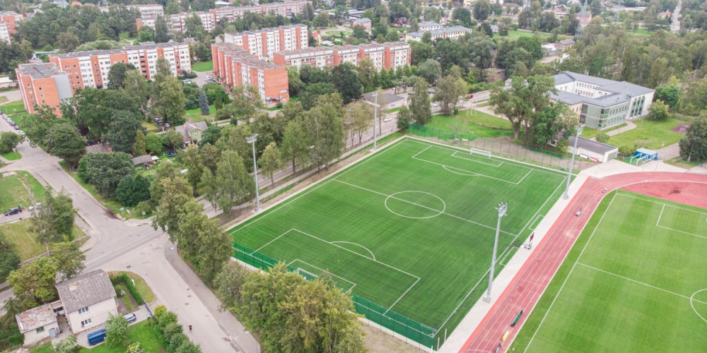 Pabeigta Jūrmalas stadiona “Sloka”, Skolas ielā 5, mākslīgā zāliena laukuma pārbūve, izbūvēts apgaismojums un veikti citi infrastruktūras labiekārtošanas darbi.