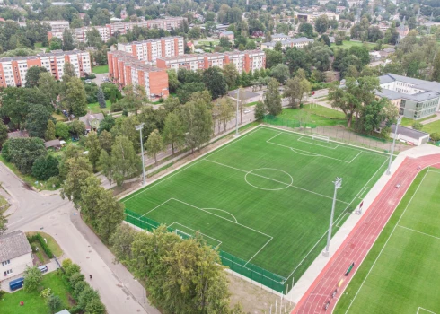 Pabeigta Jūrmalas stadiona “Sloka”, Skolas ielā 5, mākslīgā zāliena laukuma pārbūve, izbūvēts apgaismojums un veikti citi infrastruktūras labiekārtošanas darbi.