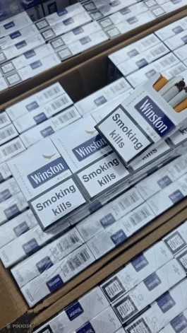 Policija Krāslavas novadā liepājnieka automašīnas salonā atklāj vērienīgu nelegālo cigarešu daudzumu.