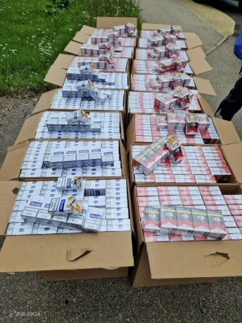 Policija Krāslavas novadā liepājnieka automašīnas salonā atklāj vērienīgu nelegālo cigarešu daudzumu.