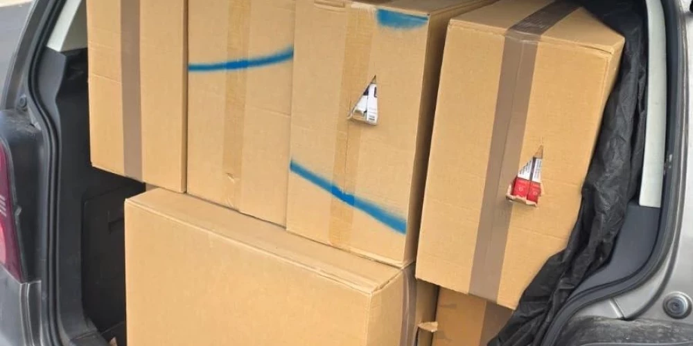 Policija Krāslavas novadā liepājnieka automašīnas salonā atklāj vērienīgu nelegālo cigarešu daudzumu.