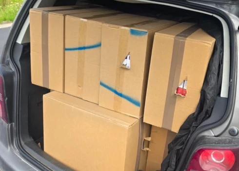 Policija Krāslavas novadā liepājnieka automašīnas salonā atklāj vērienīgu nelegālo cigarešu daudzumu.