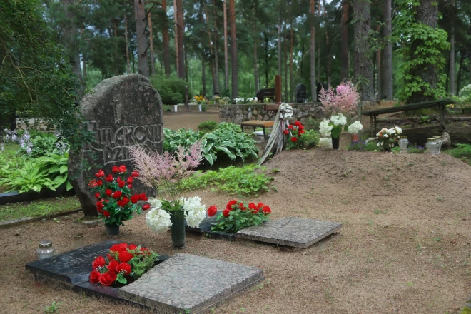 Leģendārais komponists Juris Kulakovs atdusas savā dzimtajā pusē – Līvānu pilsētas jaunajos kapos līdzās saviem vecākiem.