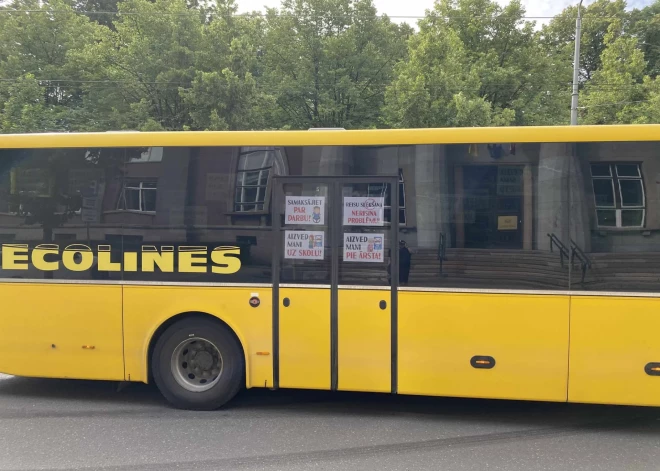 Reģionālās nozīmes sabiedriskā transporta pasažieru pārvadātāji protesta akcijā aicina atbildīgās institūcijas pārskatīt ilgtermiņa līgumu cenas.