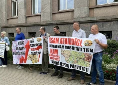VIDEO: FOTO: pasažieru pārvadātāji protestē Rīgas centrā - ap valdības ēku kā haizivis riņķo lielie autobusi