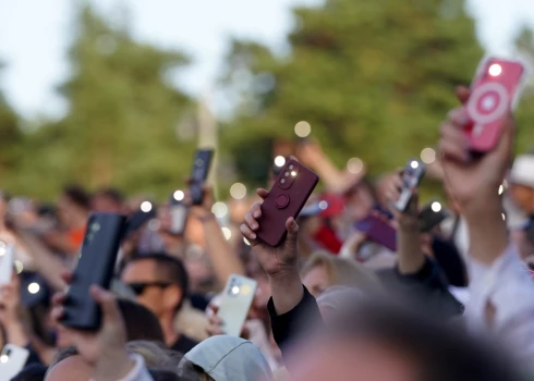 Cilvēki ar telefoniem koncertā./Ilustratīvs attēls.