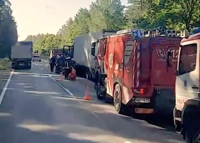 VIDEO: uz autoceļa A4 noticis negadījums