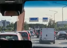 Возмущаться бесполезно: огромная пробка на въезде в Ригу останется надолго