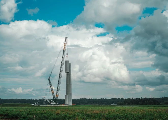 Vējš un hidroenerģija samazina elektrības cenas Baltijā