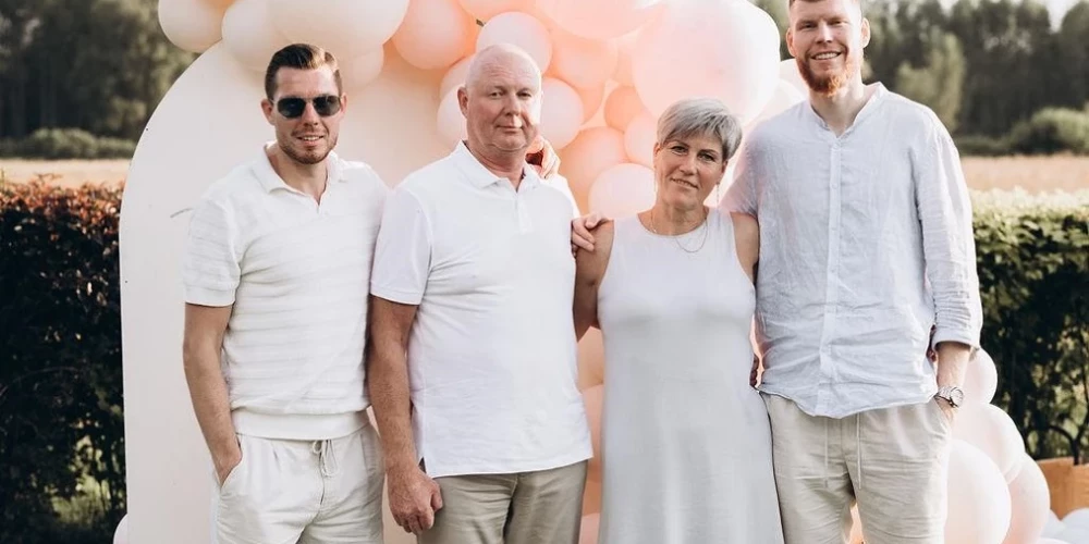 Dina Bertāne ar vīru Daini un dēliem Dairi un Dāvi Bertāniem.