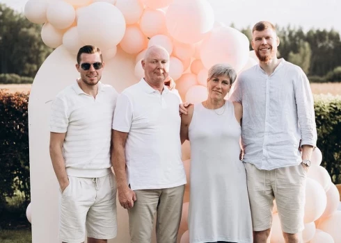 Dina Bertāne ar vīru Daini un dēliem Dairi un Dāvi Bertāniem.