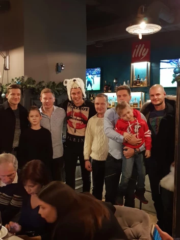 Restorānā "Table 7" Ronalds Ķēniņš, pat piesaistot komandas biedru no Latvijas hokeja izlases Elvi Merzļikinu, savulaik rīkoja arī labdarības pasākumus bērniem.