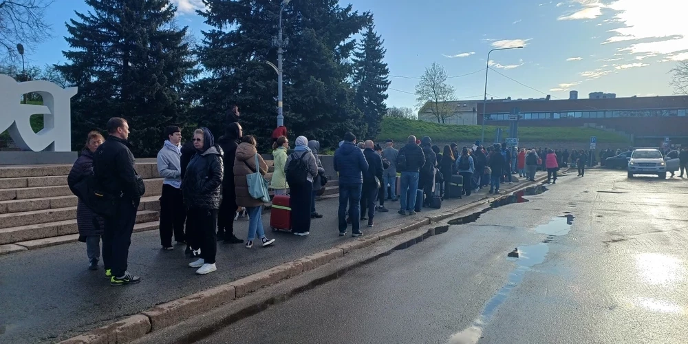Люди ждут в очереди, чтобы попасть в РФ.