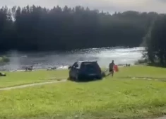 ВИДЕО: очевидец под Сигулдой снял, как машина мчится прямо на купающихся - люди едва успели отскочить
