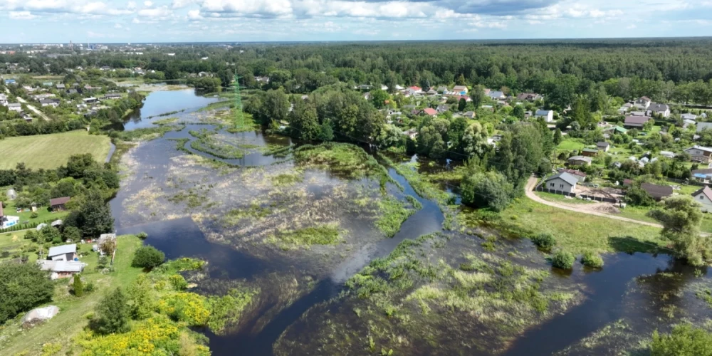 Ūdens līmenis upēs ir augstāks nekā parasti. 