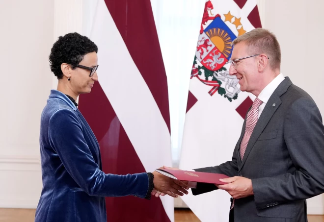 Valsts prezidents Edgars Rinkēvičs un Latvijas vēstniece Austrālijā Samija Šerifa akreditācijas vizītes laikā Rīgas pilī.