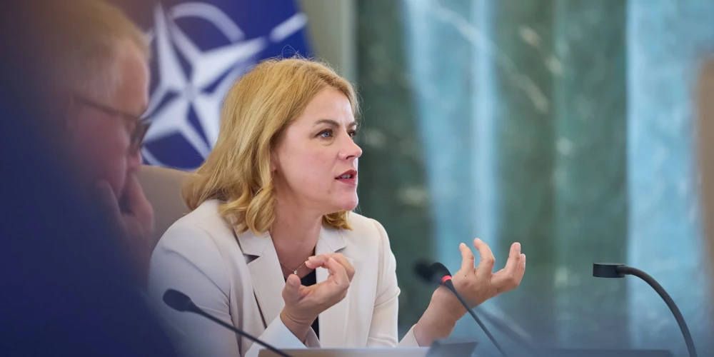 Latvija ar vismaz diviem miljoniem eiro atbalstīs mehānismu NATO ieroču iegādei Ukrainai, otrdien pēc valdības sēdes žurnālistiem norādīja premjerministre Evika Siliņa (JV).