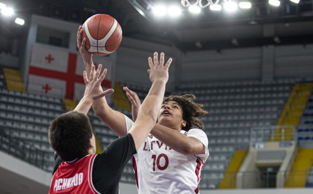 U-16 basketbolisti sagrauj mājiniekus un komfortabli sasniedz Eiropas čempionāta ceturtdaļfinālu