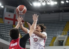 U-16 basketbolisti sagrauj mājiniekus un komfortabli sasniedz Eiropas čempionāta ceturtdaļfinālu