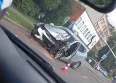 Двигатель перелетел через пешеходную дорожку: подробности аварии в Риге, где женщине за рулем стало плохо