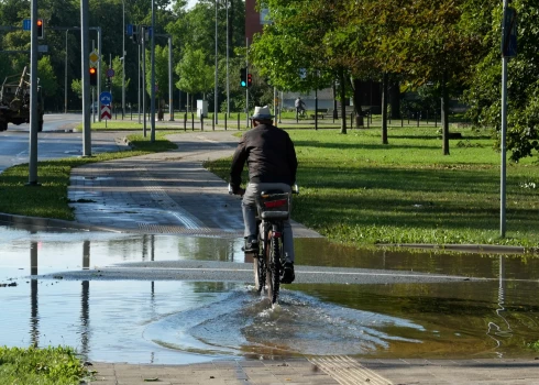 Otrdien ceļu satiksmes negadījumos Latvijā cietuši 18 cilvēki, trešdaļa no tiem bijuši velosipēdisti. 