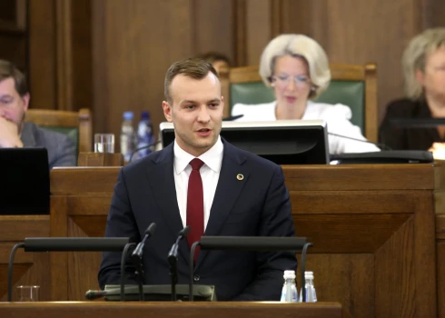 Septembrī turpinās iztiesāt bijušā Saeimas deputāta Reiņa Znotiņa lietu par dūru vicināšanu konfliktā kāpņutelpā. 