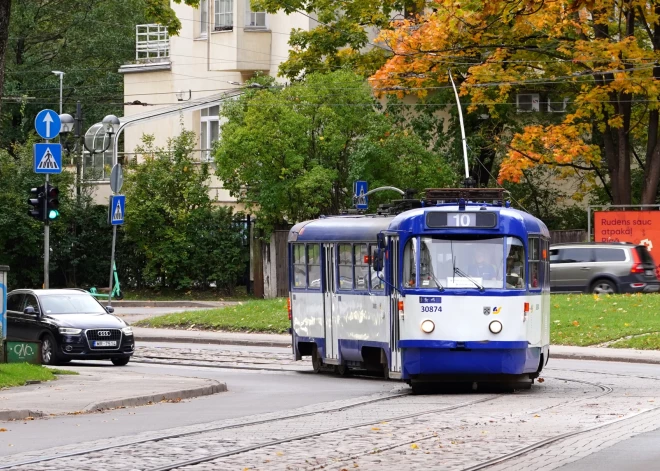 Rīgas svētkos par sabiedrisko transportu un autostāvvietām nav jāmaksā; būs sabiedriskā transporta papildreisi