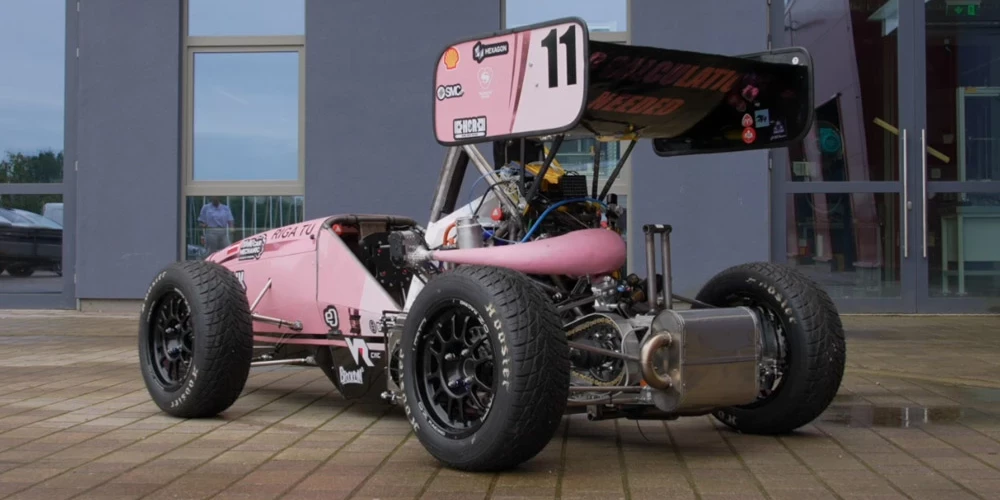 Otrā studentu būvētā sacīkšu mašīna ir krietni progresīvāka par pirmo.