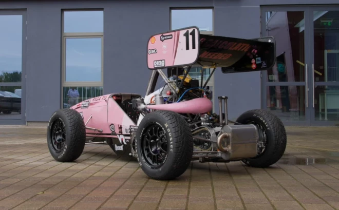 Otrā studentu būvētā sacīkšu mašīna ir krietni progresīvāka par pirmo.