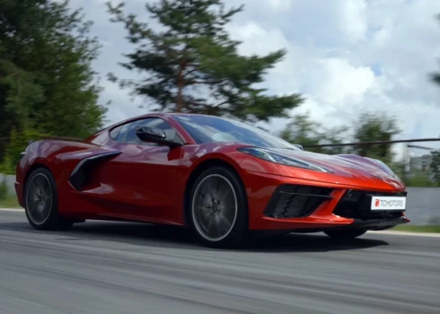 Corvette Stingray ir savai klasei visai normāla izmēra riepas - 19 priekšā, 20 aizmugurē.